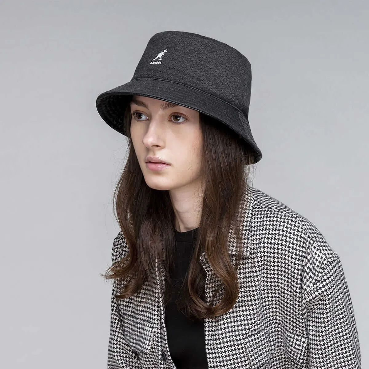 Klobúk Kangol Embossed Rev Bucket čierny
