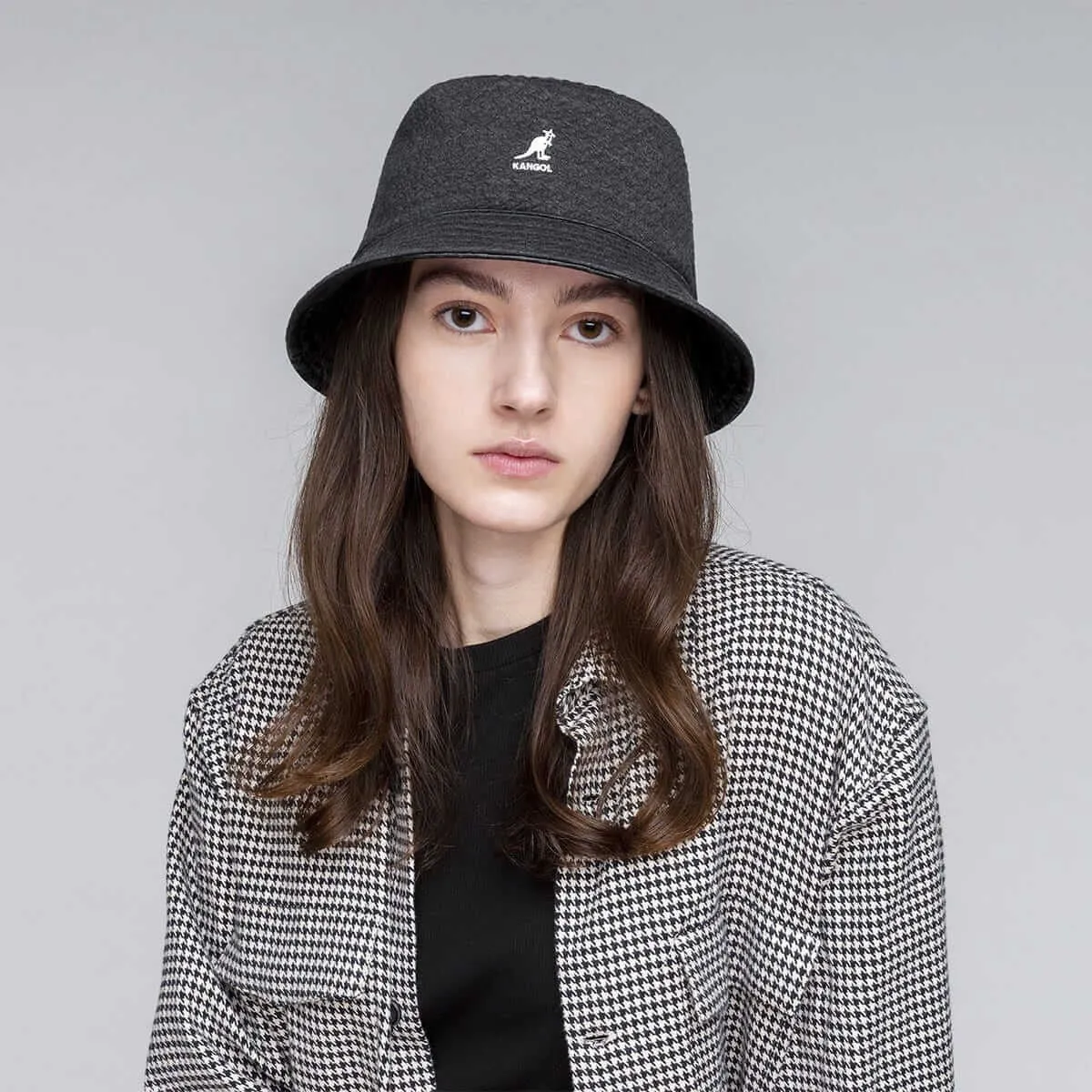 Klobúk Kangol Embossed Rev Bucket čierny