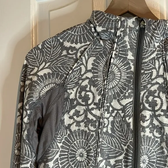 Lululemon | Travel To Track Jacket Beachy Floral White Fossil Athleisure Size 4