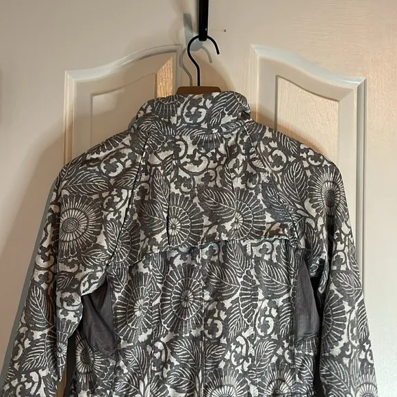 Lululemon | Travel To Track Jacket Beachy Floral White Fossil Athleisure Size 4
