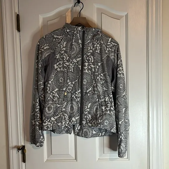 Lululemon | Travel To Track Jacket Beachy Floral White Fossil Athleisure Size 4