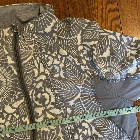 Lululemon | Travel To Track Jacket Beachy Floral White Fossil Athleisure Size 4