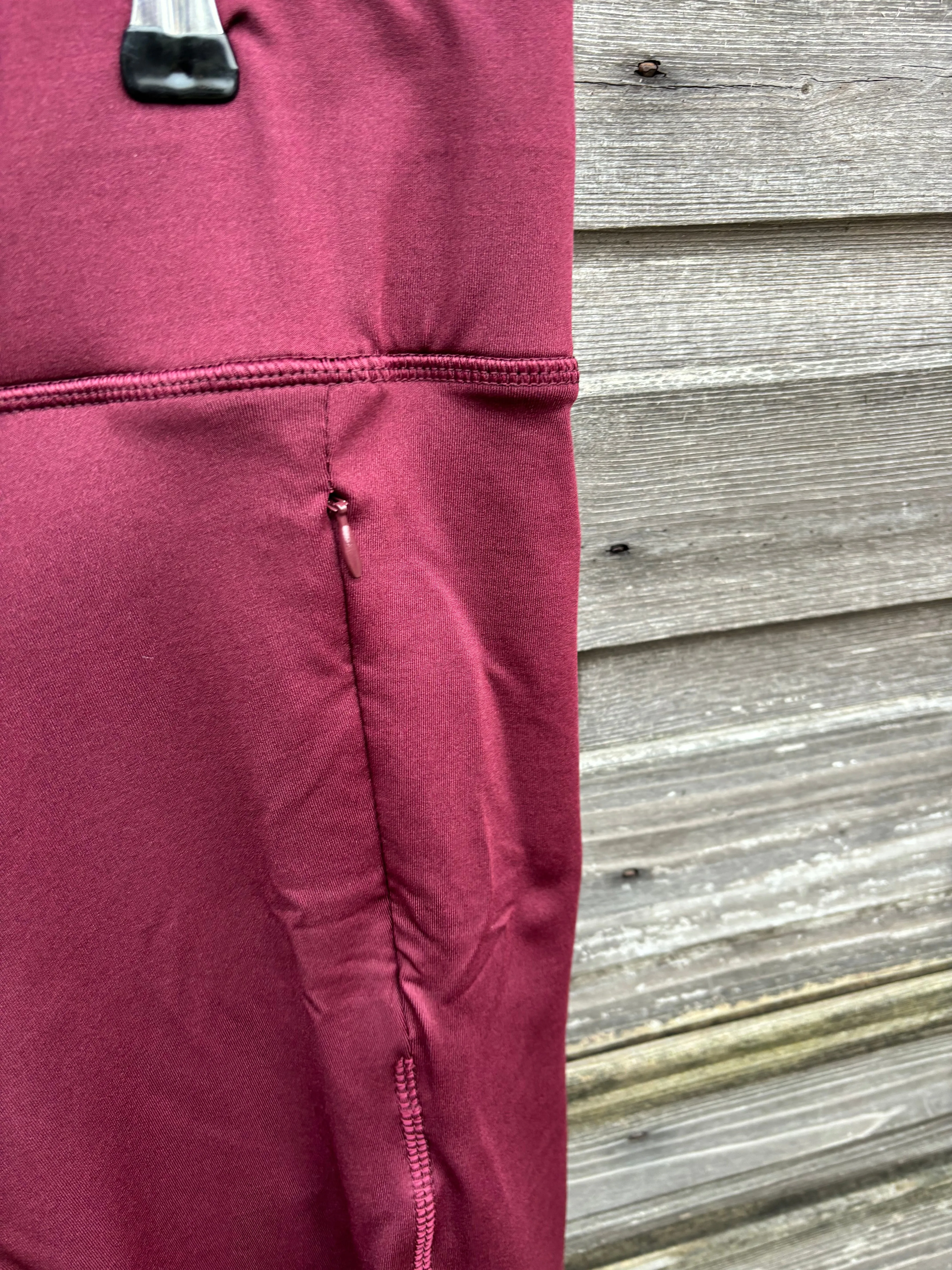 New John Whittaker burgundy riding tights with fill sticky seat ❣️